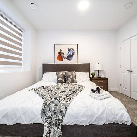 *New* Modern Suite King Bed! Netflix! Sleeps 4! Едмънтън Екстериор снимка