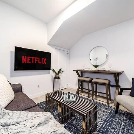*New* Modern Suite King Bed! Netflix! Sleeps 4! Едмънтън Екстериор снимка
