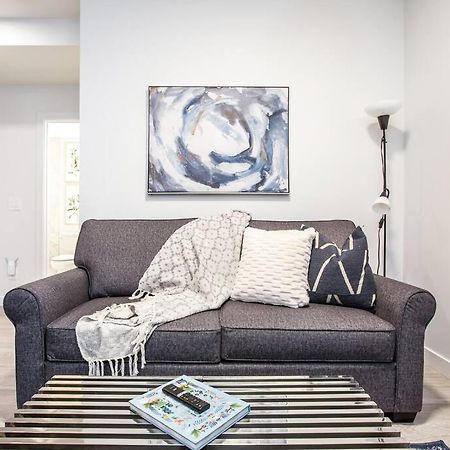 *New* Modern Suite King Bed! Netflix! Sleeps 4! Едмънтън Екстериор снимка