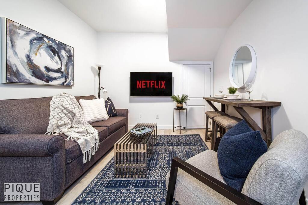 *New* Modern Suite King Bed! Netflix! Sleeps 4! Едмънтън Екстериор снимка