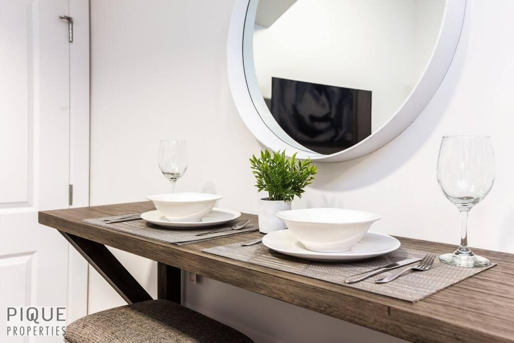 *New* Modern Suite King Bed! Netflix! Sleeps 4! Едмънтън Екстериор снимка