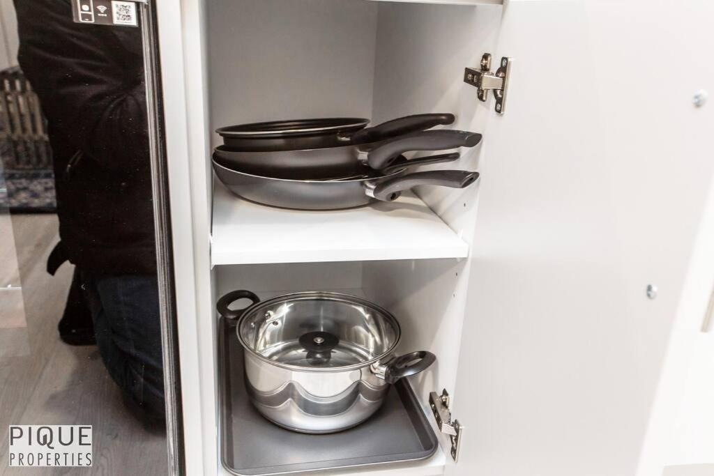 *New* Modern Suite King Bed! Netflix! Sleeps 4! Едмънтън Екстериор снимка