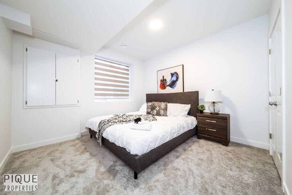 *New* Modern Suite King Bed! Netflix! Sleeps 4! Едмънтън Екстериор снимка