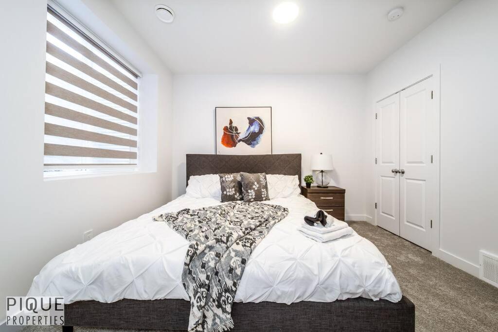 *New* Modern Suite King Bed! Netflix! Sleeps 4! Едмънтън Екстериор снимка