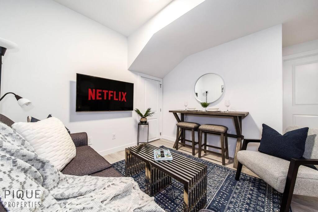 *New* Modern Suite King Bed! Netflix! Sleeps 4! Едмънтън Екстериор снимка