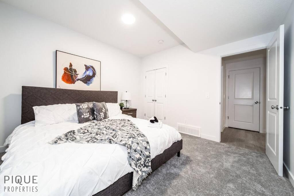 *New* Modern Suite King Bed! Netflix! Sleeps 4! Едмънтън Екстериор снимка