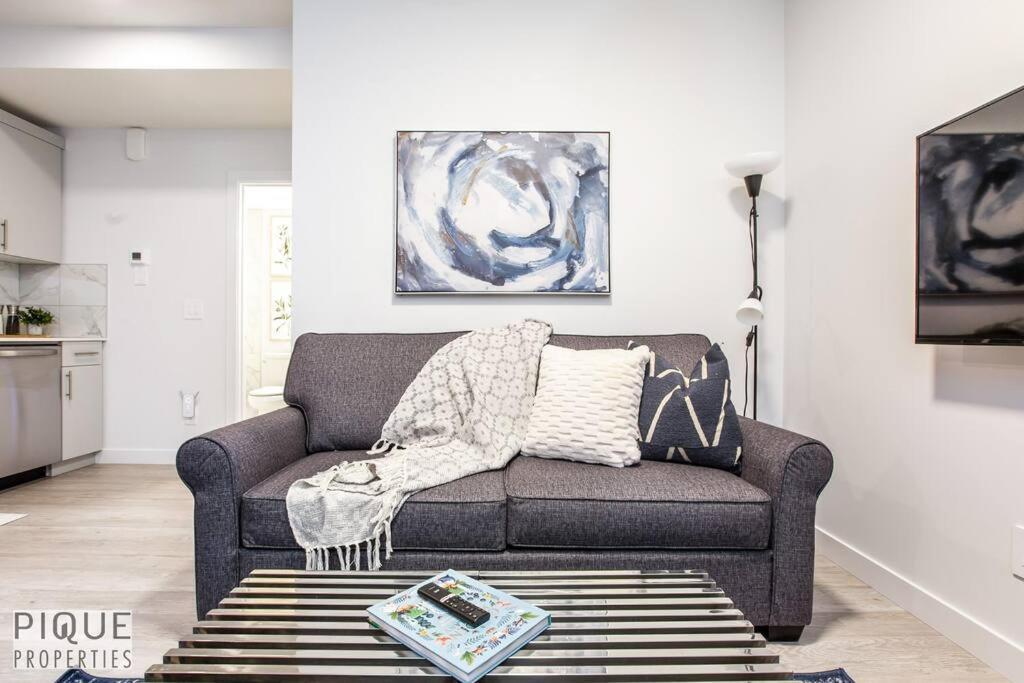 *New* Modern Suite King Bed! Netflix! Sleeps 4! Едмънтън Екстериор снимка