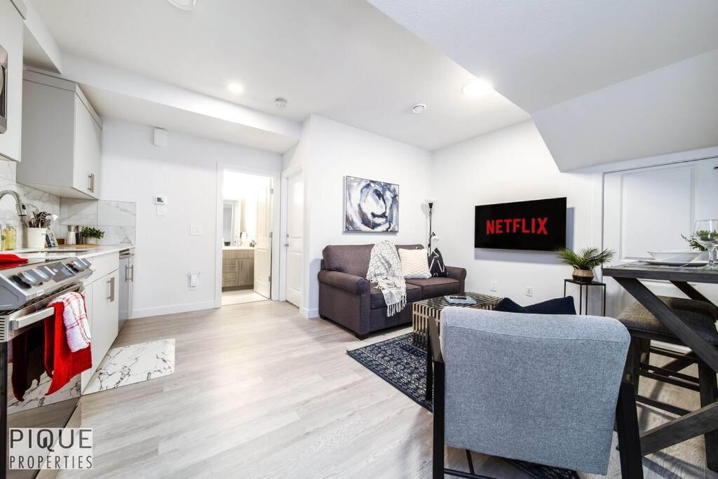 *New* Modern Suite King Bed! Netflix! Sleeps 4! Едмънтън Екстериор снимка