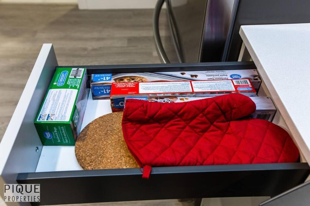 *New* Modern Suite King Bed! Netflix! Sleeps 4! Едмънтън Екстериор снимка