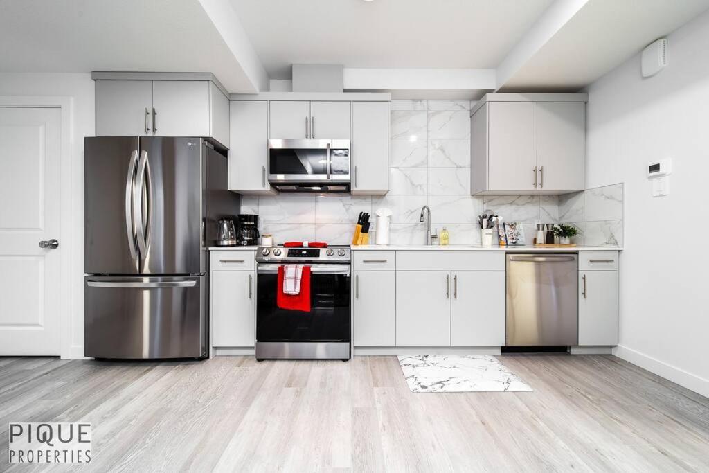 *New* Modern Suite King Bed! Netflix! Sleeps 4! Едмънтън Екстериор снимка